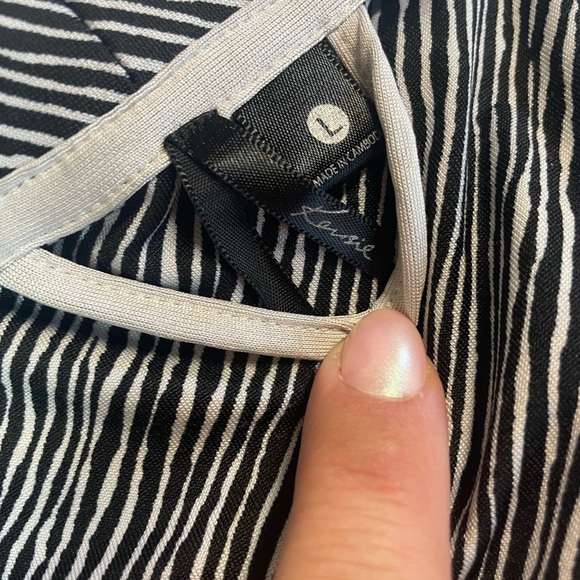 Kensie black and white robe. Womens size L. - Picture 2 of 4